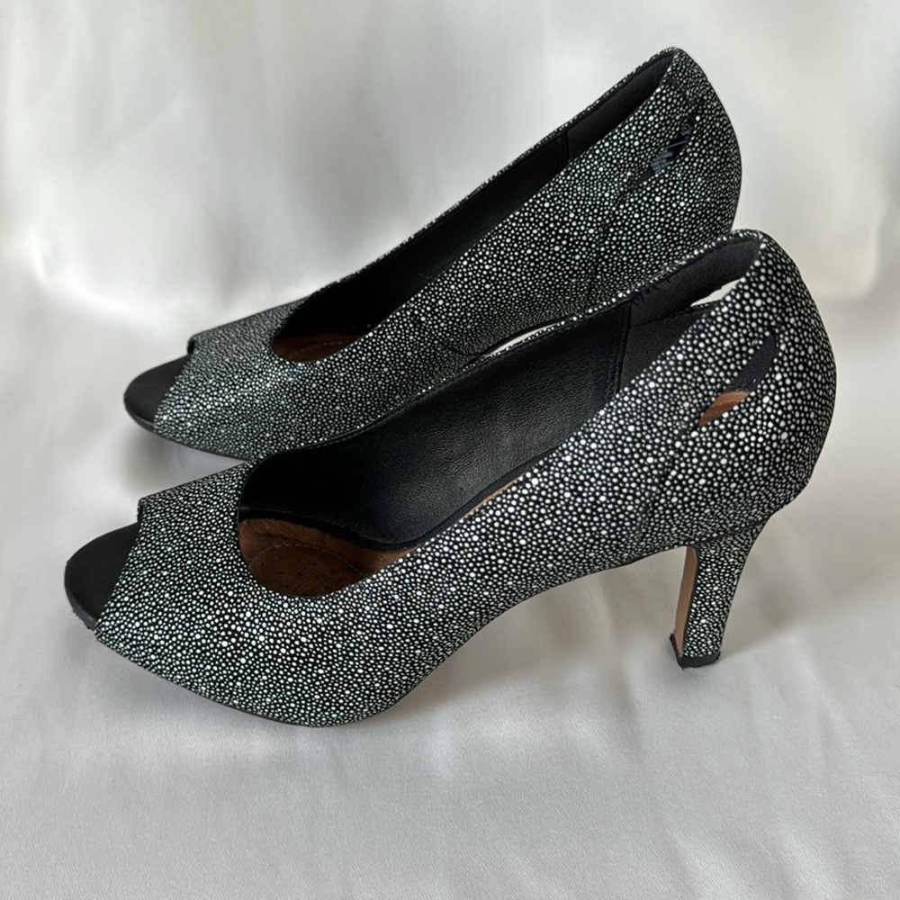 Clark’s Heavenly Maze Black White Polka Dots Nubuck Peephole Size 8 US